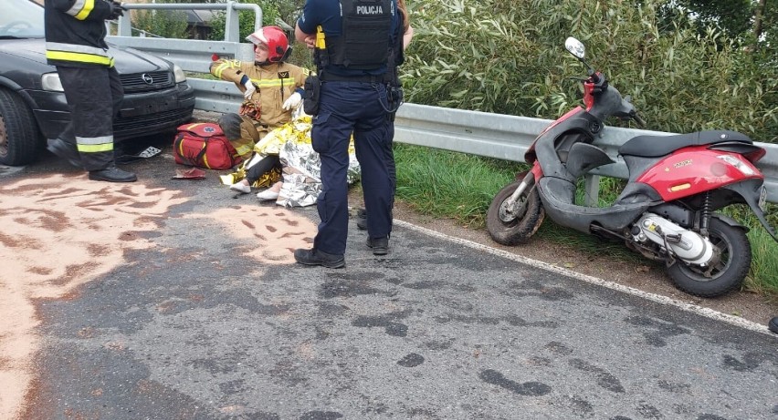 Wolany: zderzenie osobówki ze skuterem. Jedna osoba trafiła do szpitala 