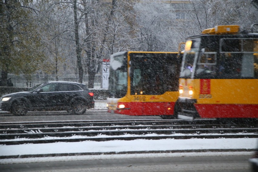 Śnieg w Warszawie, gigantyczne korki. Posypywarki na drogach! [ZDJĘCIA]