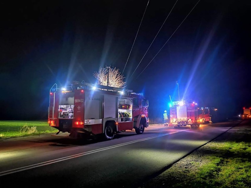 Wypadek! Samochód dachował i wylądował w polu