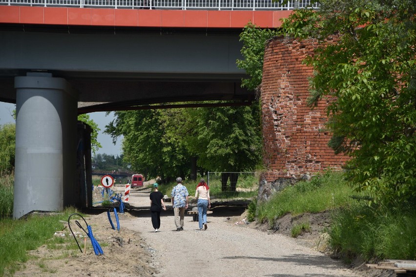 Malbork. Bulwar nad Nogatem zmienia się niemal z dnia na dzień. A co z odcinkiem za miejskim kąpieliskiem? On aż prosi się o remont