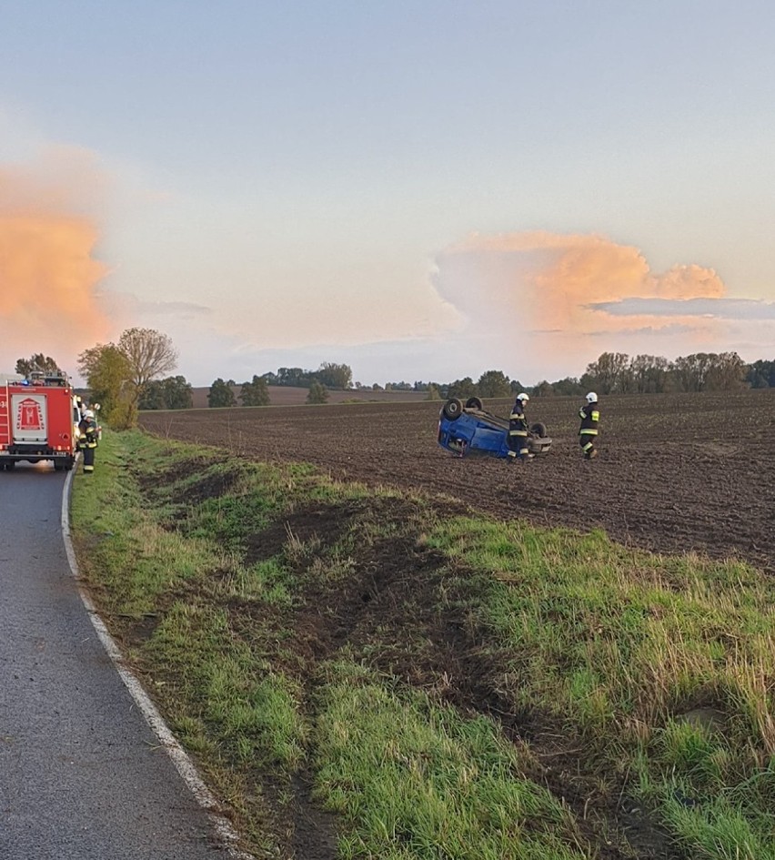 Strażacy z OSP Skoki informują: dachował samochód 