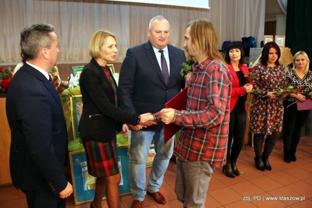 Pracownicy Ośrodka Pomocy w Staszowie zostali nagrodzeni za swoją rzetelną i sumienną pracę. Listy gratulacyjne wręczali burmistrz Staszowa Leszek Kopeć, wiceburmistrz Ewa Kondek oraz kierownik Ośrodka Pomocy Społecznej w Staszowie Renata Śledź.