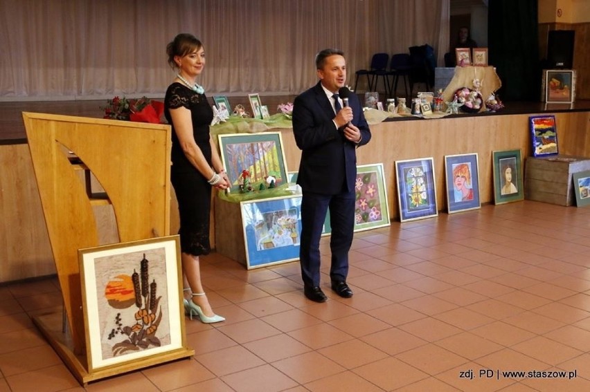 Pracownicy Ośrodka Pomocy w Staszowie zostali nagrodzeni za...