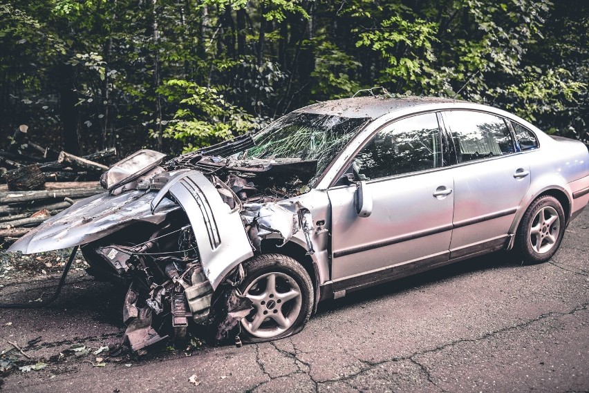 Volkswagen Passat zderzył się z przyczepą wiozącą drewno....