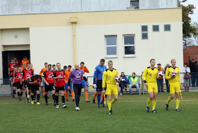 Sędziowie z Włocławka wyprowadzają piłkarzy obu drużyn na murawę boiska. Fot. Marek Kaśk&oacute;w
