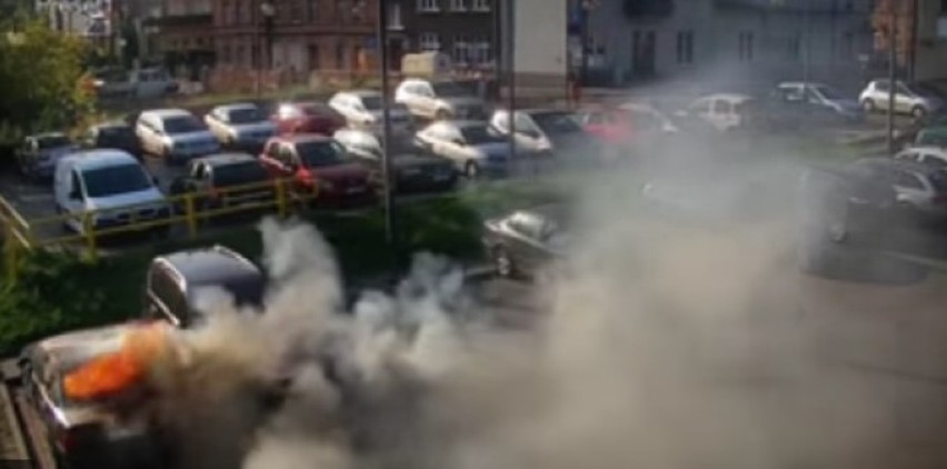 Pożar samochodów w Tczewie. 4- i 9-latek podejrzani o podpalenie dwóch samochodów! Zobacz wideo z pożaru