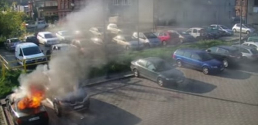 Pożar samochodów w Tczewie. 4- i 9-latek podejrzani o podpalenie dwóch samochodów! Zobacz wideo z pożaru