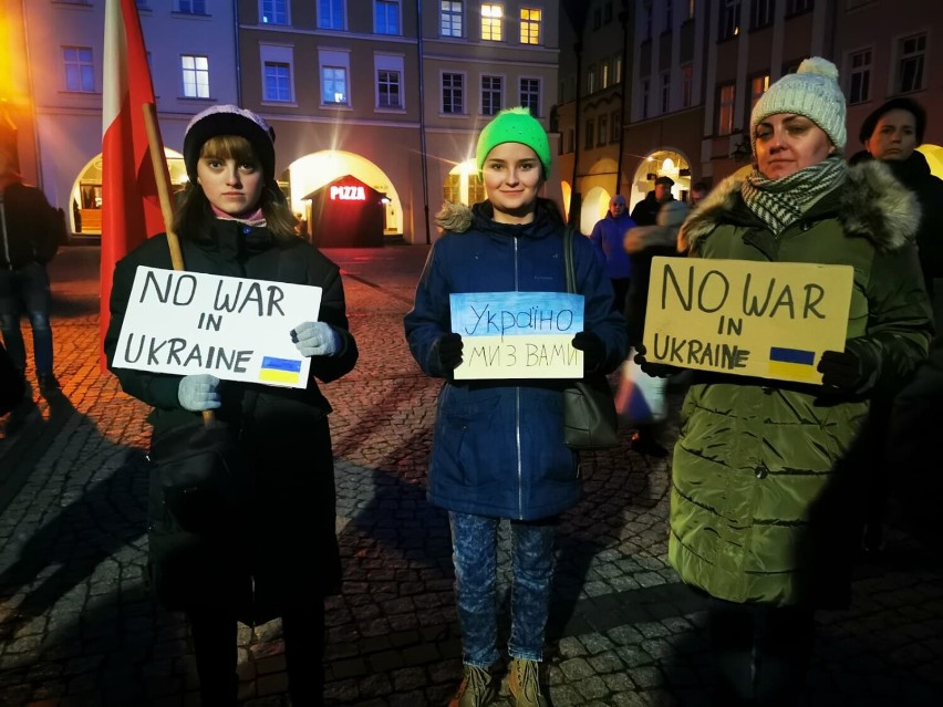 Na Placu Ratuszowym wiec poparcia dla Ukrainy. Pojawili się politycy, samorządowcy i mieszkańcy [ZDJĘCIA]
