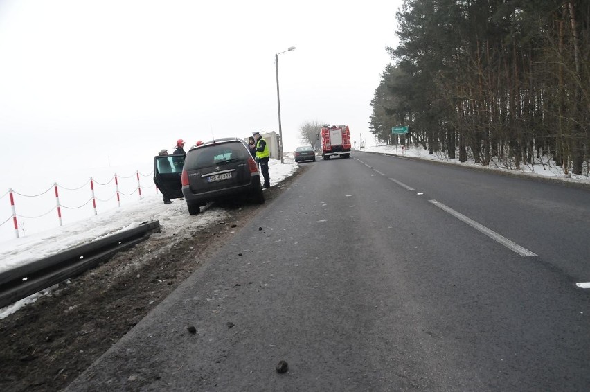 Śrem: wypadek na trasie Śrem - Zaniemyśl pod Lucinami. Ranni na drodze 432 [ZDJĘCIA]