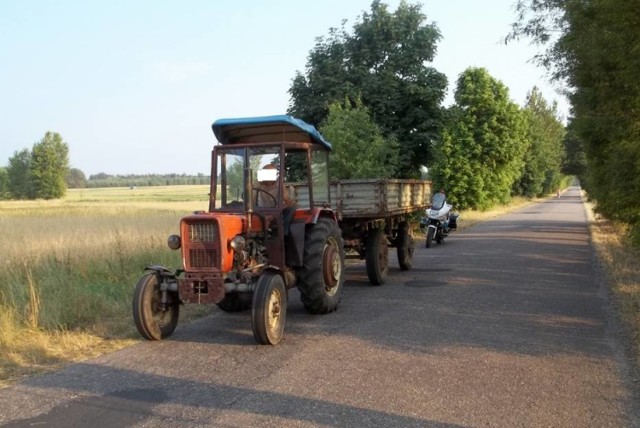 Mężczyzna po raz pierwszy zatrzymany został do policyjnej kontroli, kiedy kompletnie pijany jechał ciągnikiem rolniczym ulicami jednej spod złotowskich miejscowości. Kilkanaście godzin później zatrzymano go kiedy jechał motorowerem. 

Dwukrotnie jechał pijany w ciągu jednej doby