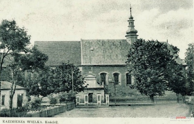 Pierwszy drewniany kościół w Kazimierzy Wielkiej powstał około 1326 roku. Teraz jest to Rzymskokatolicka Parafia pod wezwaniem Podwyższenia Krzyża Świętego. Zobaczcie jak świątynia zmieniała się z biegiem lat. 

Na zdjęciu parafia w 1934 roku, autor: Mariusz Brzeziński