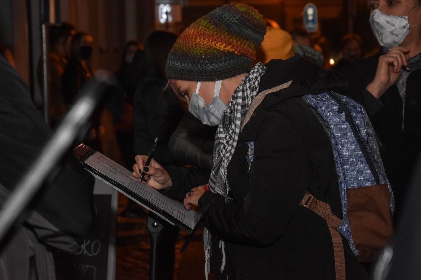 Strajk kobiet w Szamotułach. Mieszkanki i mieszkańcy podpisali kartkę dla posłanki PiS [ZDJĘCIA]