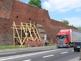 Drewniana konstrukcja trzyma muryzamku królewskiego w Łęczycy [ZDJĘCIA]