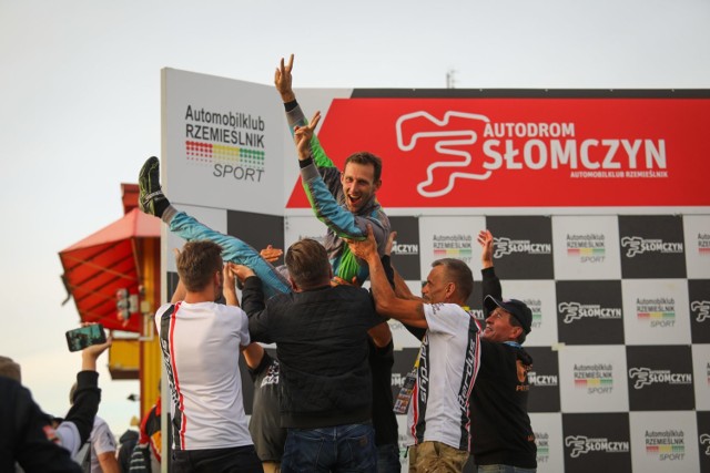 6. runda - Autodrom Słomczyn (15-16 września 2018)

W niedzielę 16 września zakończyła się przedostatnia runda OPONEO Mistrzostw Polski Rallycross 2018. Po raz trzeci i ostatni w tym sezonie zawodnicy zmierzyli się na Autodromie Słomczyn pod Warszawą. Wyniki rywalizacji rozstrzygnęły losy tytułów mistrzowskich w czterech klasach. W finale grupy SuperCars po raz pierwszy w tym sezonie triumfował bydgoszczanin Marcin Gagacki, który przesiadł się do nowego samochodu. 


Flesz: Mundurowi mają dość. Co dalej z naszym bezpieczeństwem? 

