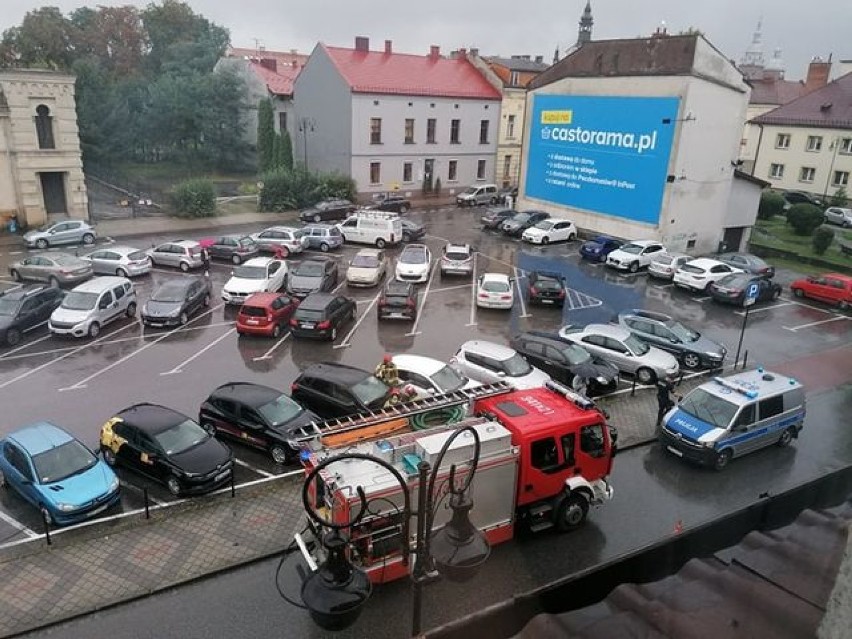 Nowy Sącz pożar. Na parkingu przy synagodze zapaliło się auto [ZDJĘCIA]