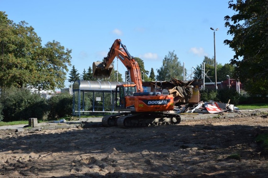 Ruch na dworcu w Goleniowie. Trwają prace rozbiórkowe