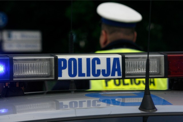 Policyjny pościg w Płocku - kierowca chciał zepchnąć radiowozy z drogi