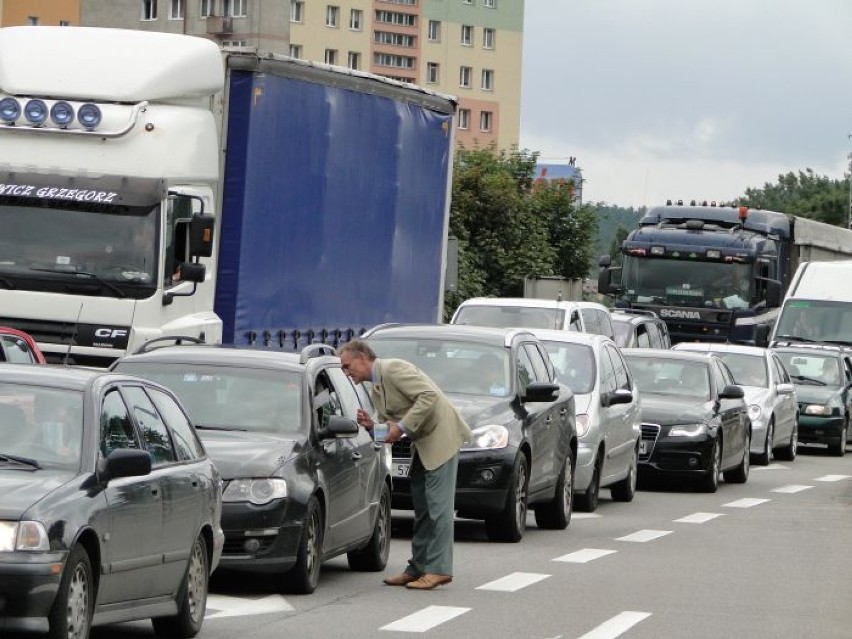 Przedstawiciele samorządów rozdawali kierowcom pocztówki ...