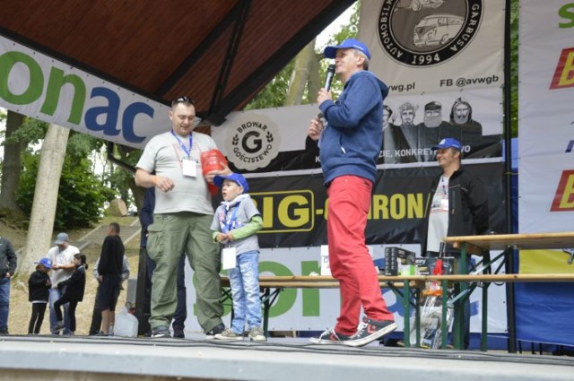 Na scenie podczas finału Zlotu: od prawej Jacek Strąk (jeden z głównych organizatorów), Nikoś i jego tato