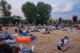 Kolejna odsłona wakacyjnego kina plenerowego w Tarnowie. Sporo osób przyszło na Kantorię, żeby wziąć udział w seansie pod chmurką