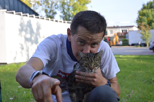 Jacek Balcerak z kotem Parysem w Piotrkowie Trybunalskim