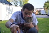 Jacek Balcerak z kotem Parysem przemierzają Polskę, by pomóc chorej Kindze. Byli w Piotrkowie ZDJĘCIA