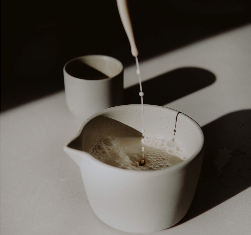 Do przygotowania Latte Art Heart niezbędne jest zimne mleko...