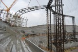 Gdańsk: Przyspawali dwa poziome elementy konstrukcji dachu stadionu w Letnicy (zdjęcia)