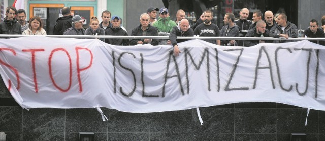 Ulicami wielu polskich miast przeszły marszy antyimigranckie. W Częstochowie wątpliwości radnych PiS budzi konieczność płacenia z miejskich pieniędzy za naukę islamu