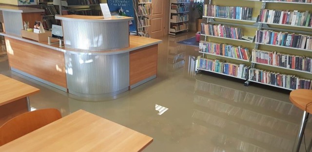 Gwałtowne opady spowodowały zalanie pomieszczenia Gminnej Biblioteki Publicznej w Moszczenicy