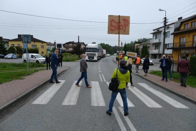 Mieszkańcy Sławkowa wielokrotnie protestowali przeciwko zbyt dużemu obciążeniu lokalnych dróg ciężkim transportem. Budowa łącznika do Euroterminala jest konieczna Przesuń zdjęcia w prawo - wciśnij strzałkę lub przycisk NASTĘPNE