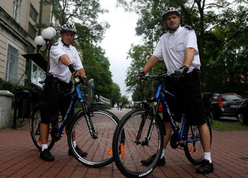 Strażnicy miejscy dostali dwa rowery. Teraz będą patrolować miasto na dwóch kółkach