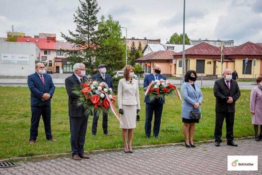 Kwiaty pod pamiątkową tablicą w Bełchatowie. W 229. rocznicę uchwalenia Konstytucji 3 Maja