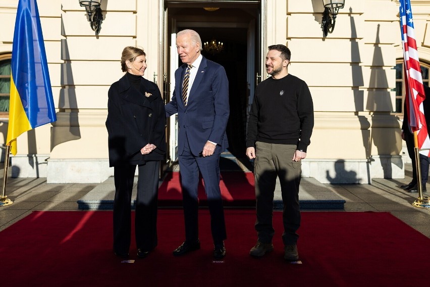 Kolorystykę stroju pierwszej damy można odczytywać...