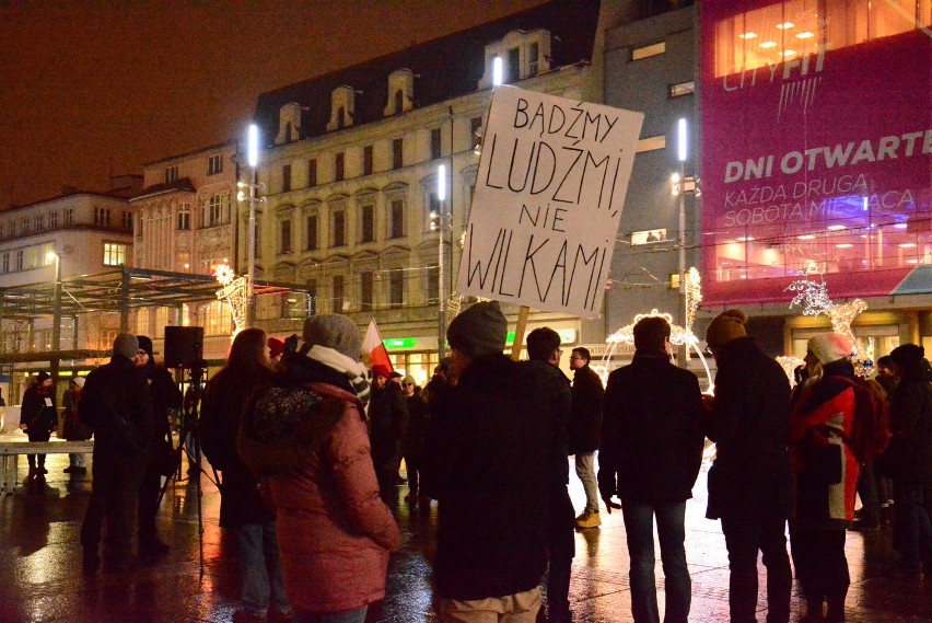 Katowice: Protest studentów przeciw stylowi rządzenia PiS. Frekwencja jednak nie dopisała [ZDJĘCIA]