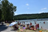 Jezioro Wielewskie w powiecie kościerskim. Czysta woda, strzeżona plaża i wypożyczalnia sprzętu wodnego [ZDJĘCIA]