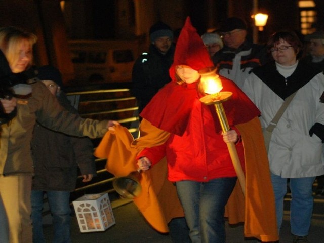 Szukajcie dziecka z lampionem, zaprowadzi was do kolejnego okienka adwentowego