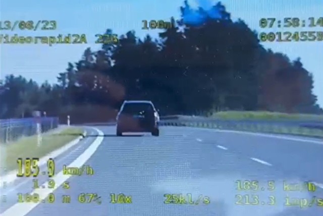 Zamiast dozwolonych 120 km/h audi miało na liczniku 185 km/h. Grozi  za to 14 punktów karnych oraz 2 tys. zł mandatu. Kierowca go nie przyjął. Sprawą zajmie się sąd