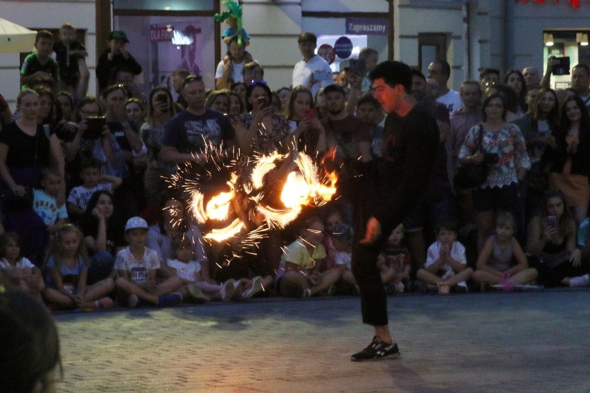 Carnaval Sztukmistrzów trwa! Tłumy mieszkańców podziwiało wieczorne pokazy w Lublinie. Zobacz fotorelację