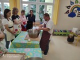 Kulinarne spotkanie z okazji Dnia Mamy w PP 21 w Głogowie. Przedszkolny kucharz piekł pyszne słodkości