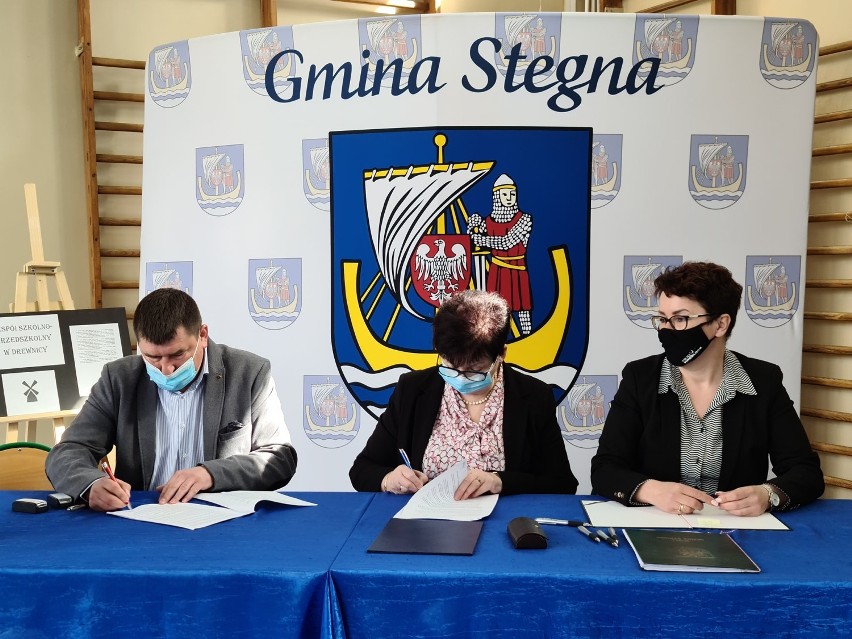 Podpisano umowę na budowę hali sportowej w Drewnicy. Niedługo ruszą prace nad jedną z największych inwestycji gminy Stegna 