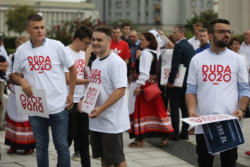 Wybory 2020. Premier Mateusz Morawiecki spotkał się z mieszkańcami w Rzeszowie. Na odsiecz Andrzejowi Dudzie [ZDJĘCIA]