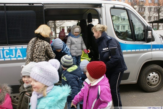 Spotkanie odbyło się pod hasłem &#8222;Bezpieczny przedszkolak&#8221; oraz &#8222;Mój przyjaciel policjant&#8221;. Wzięli w nim udział  policjanci oraz pracownicy hajnowskiej komendy. Wspólnie uczyli i przypominali dzieciom podstawowe zasady bezpieczeństwa w rożnych sytuacjach, na drodze, w domu i podczas zabawy. 

Policjanci zatrzymali sześć osób podejrze
