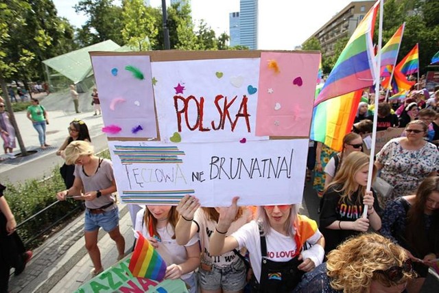 Marsze środowisk LGBT (lesbijek, gejów, osób biseksualnych i trans płciowych) oraz osób wspierających ich postulaty są zawsze  kolorowe