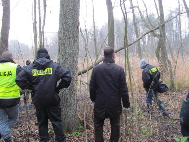 Ostródzcy policjanci po raz kolejny poszukiwali dzisiaj 38-letniej mieszkanki Ostródy. Kobieta pod koniec kwietnia wyszła z domu rodzinnego i ślad po niej zaginął. Policjanci prowadzili szeroko zakrojone poszukiwania na bardzo obszernym oraz trudno dostępnym terenie.