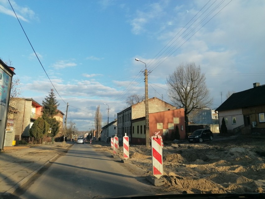 Przebudowa drogi 713 w Tomaszowie. Wkrótce objazd dla samochodów ciężarowych. Zobacz, jak posuwają się prace [ZDJĘCIA]