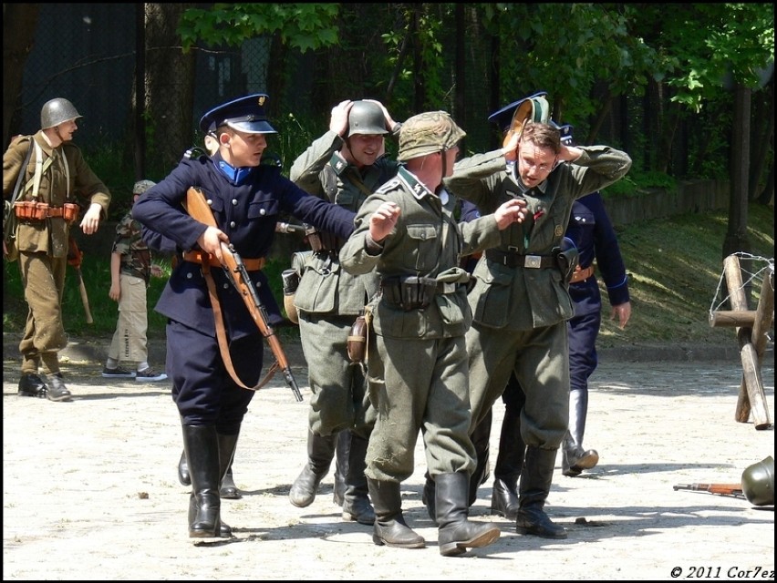 Policjanci Polscy prowadzą jeńców Niemieckich