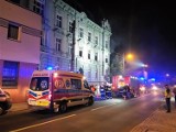 Pożar na pierwszym piętrze kamienicy w Głogówku. Ewakuowano 17 osób [ZDJĘCIA]