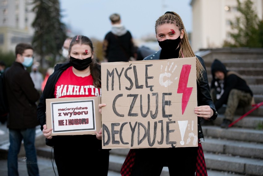 Strajk kobiet. Protest na ulicach Rzeszowa. "Nie jestem inkubatorem" i inne hasła [ZDJĘCIA]