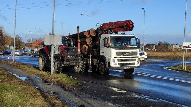 Tir blokował drogę na obwodnicy miejskiej w Żarach.